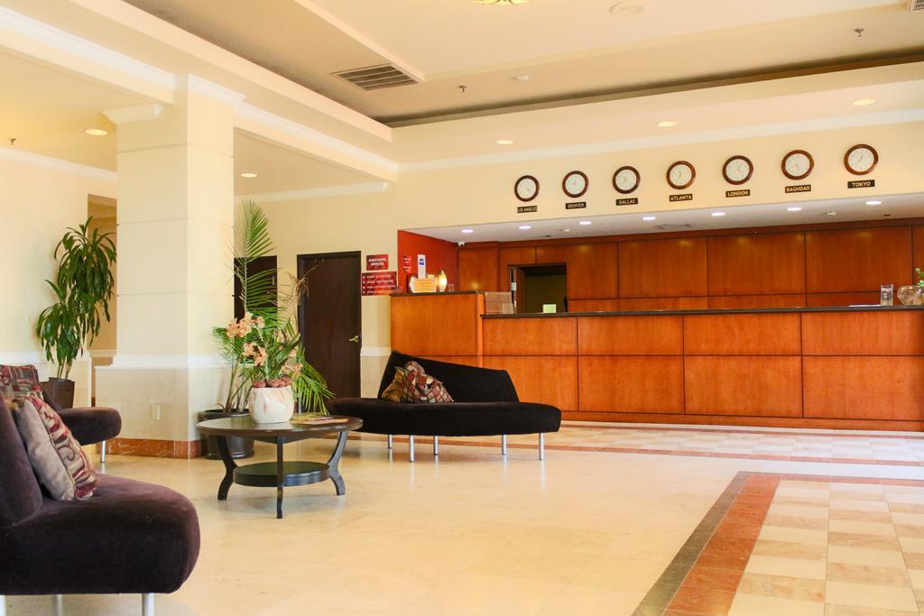 Отель Ramada Plaza By Wyndham Atlanta Airport Колледж Парк Экстерьер фото