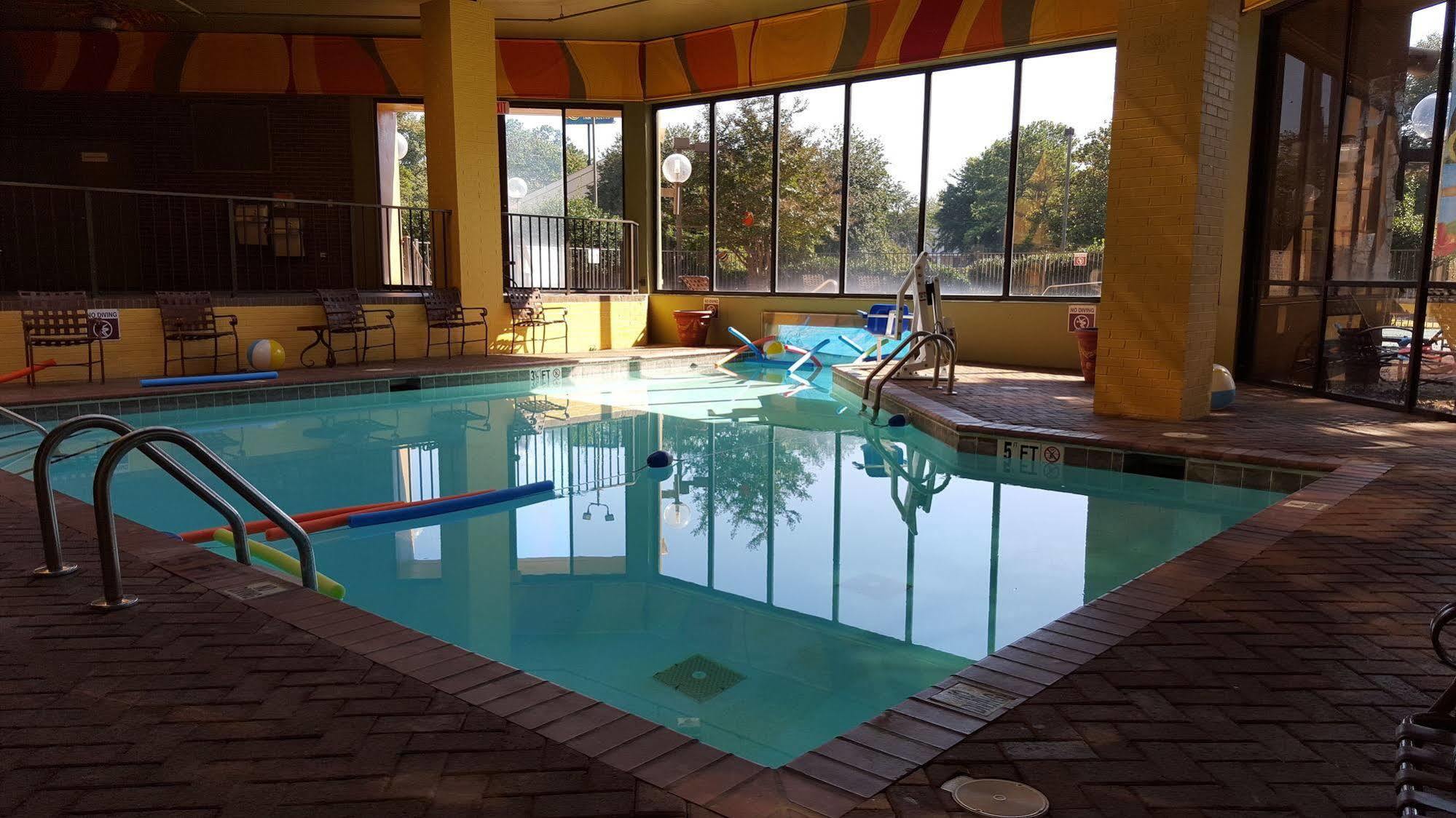 Отель Ramada Plaza By Wyndham Atlanta Airport Колледж Парк Экстерьер фото